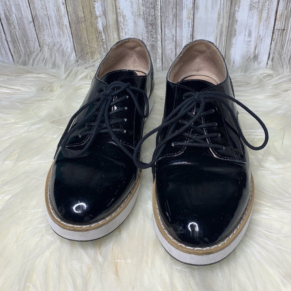 RAANT is a classy sporty oxford.